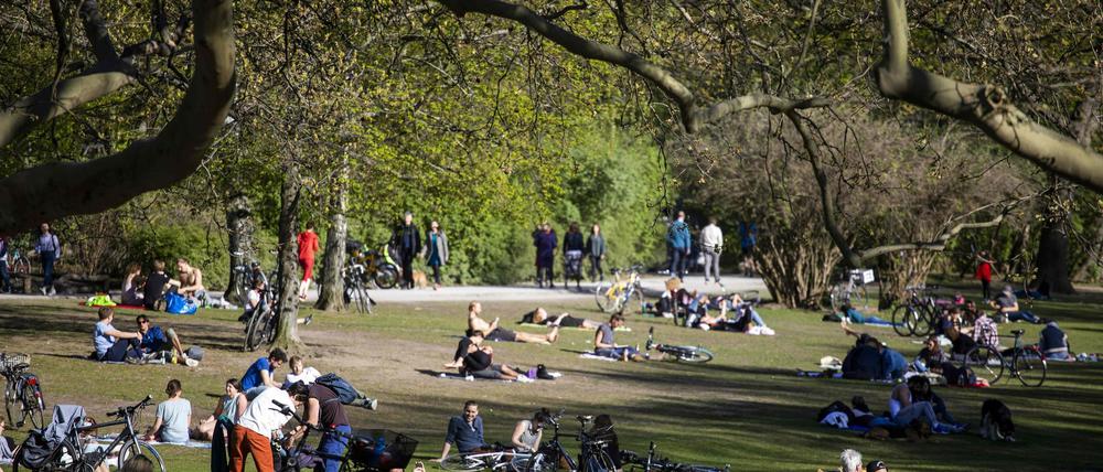 Die Menschen genießen die Sonne in Berlin-Schöneberg - kommen die Corona-Lockerungen zu früh?