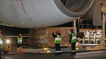 Solidarität aus Eigennutz? Arbeiter im belorussischen Minsk entladen ein Flugzeug mit medizinischen Hilfsgütern aus China.