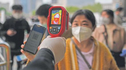 Wer sich in Wuhan bewegen will, muss seine Gesundheit per Handy-App und einer Körpertemperatur von höchstens 37,2 Grad Celsius beweisen.