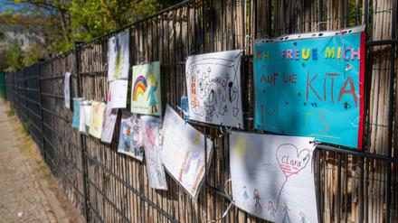 Mut machende Kinderzeichnungen als Gruß am Zaun eines geschlossenen Kindergartens in Prenzlauer Berg Coronakrise. 