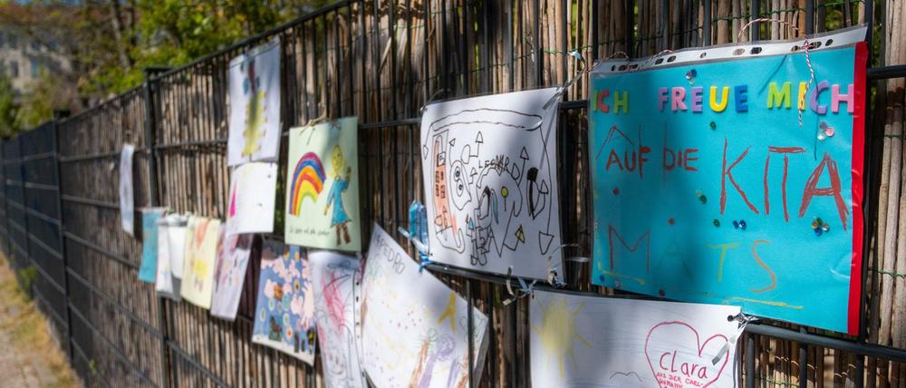 Mut machende Kinderzeichnungen als Gruß am Zaun eines geschlossenen Kindergartens in Prenzlauer Berg Coronakrise. 
