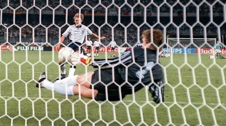 Zufall? 1990 pariert Bodo Illner Stuart Pearce’ Schuss im WM-Halbfinale.