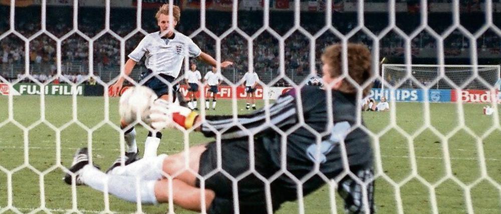 Zufall? 1990 pariert Bodo Illner Stuart Pearce’ Schuss im WM-Halbfinale.