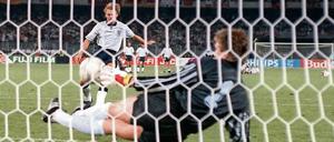 Zufall? 1990 pariert Bodo Illner Stuart Pearce’ Schuss im WM-Halbfinale.