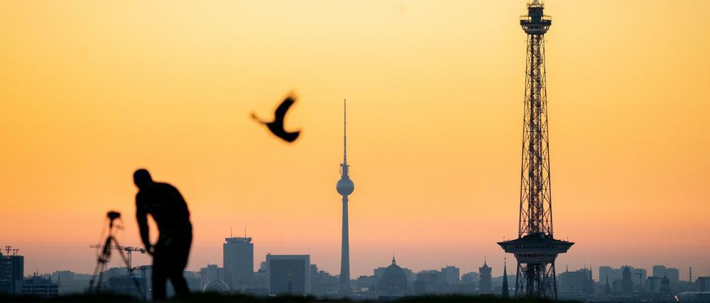 Sonnenaufgang in der City West: Ein Mann steht hinter seinem Fotostativ auf dem Drachenberg (Symbolbild).