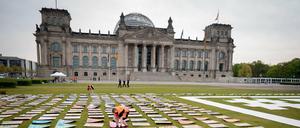 Aktivisten von Fridays for Future legen zu Beginn des alternativen Klimastreiks Protestplakate auf der Reichtagswiese aus.