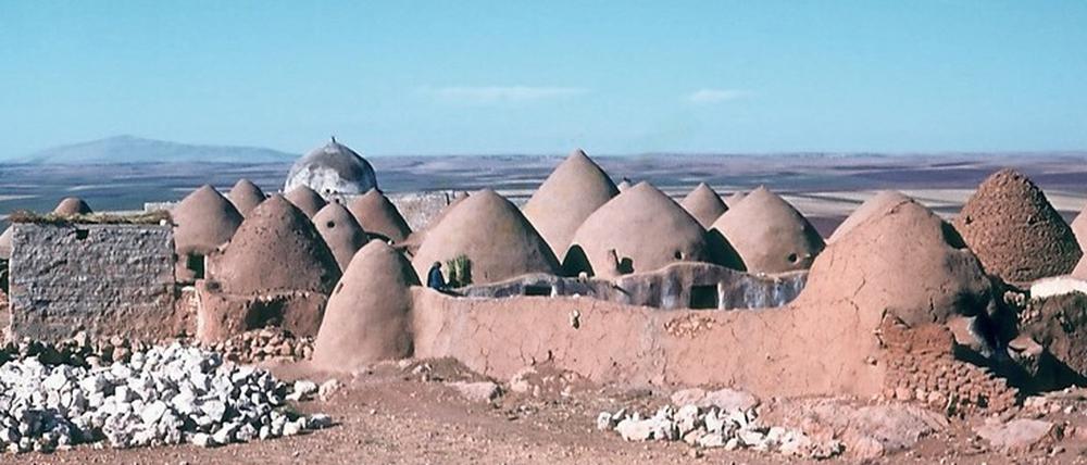 Lehmkuppelhäuser des Dorfes Kafr Halab südwestlich von Aleppo, 1963. Sie sind typisch für den Norden Syriens. 