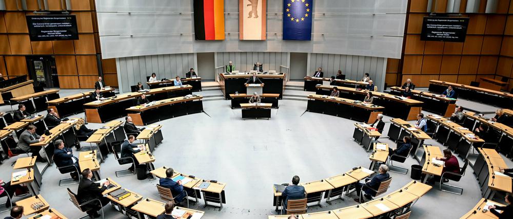 Ende März noch auf Abstand - und bald im Bundestag? Bei der 56. Plenarsitzung im Berliner Abgeordnetenhaus gab es eine neue Sitzordnung.