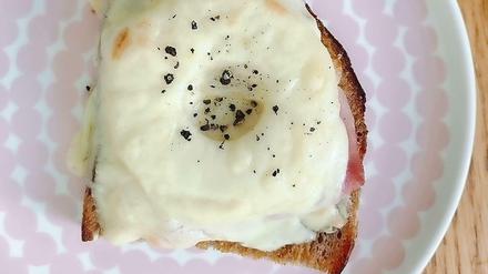 Wer will, kann ihn ja noch mehr bräunen: Toast Hawaii auf Graubrot - definitiv vom Autor hausgemacht.