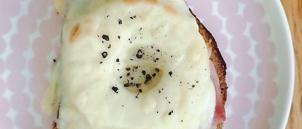 Wer will, kann ihn ja noch mehr bräunen: Toast Hawaii auf Graubrot - definitiv vom Autor hausgemacht.