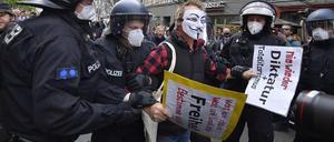 Laut Polizei wurde bei 105 Personen die Identität festgestellt und Verfahren wegen Verstößen gegen die die Corona-Regeln eingeleitet. 
