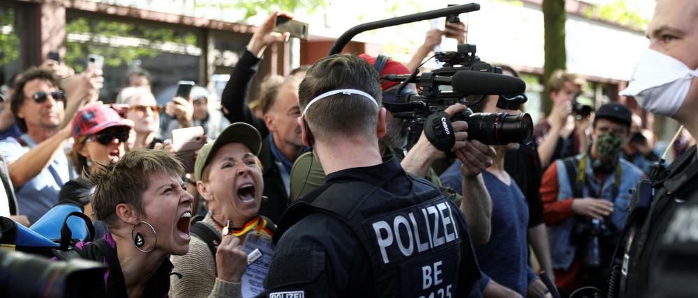 In der vergangenen Woche demonstrierten gut 500 Menschen vor der Volksbühne. 