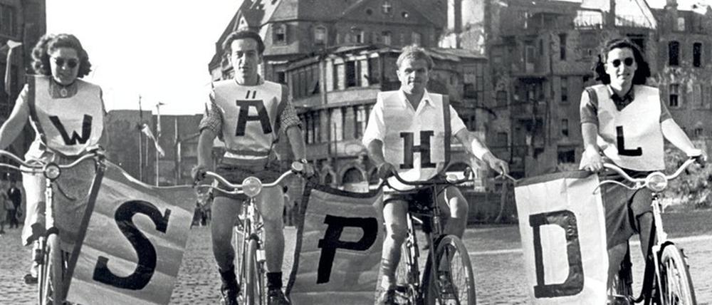 Für die erste Bundestagswahl 1949 machten Fahrradwerber auf dem zerstörten Frankfurter Römerberg Reklame. 