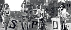 Für die erste Bundestagswahl 1949 machten Fahrradwerber auf dem zerstörten Frankfurter Römerberg Reklame. 