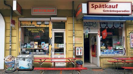 Bezugspunkt. Im Roman betreibt eine adlige Ex-Werbefachfrau einen Kreuzberger Späti – mit mäßigem Erfolg.