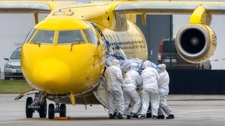 In höchster Not: Eine Patientenverlegung auf dem Flughafen Dresden.