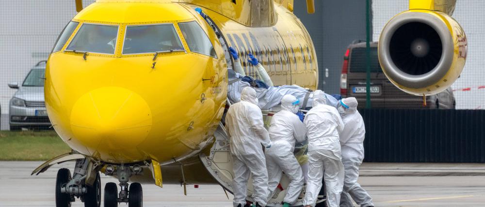 In höchster Not: Eine Patientenverlegung auf dem Flughafen Dresden.