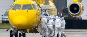 In höchster Not: Eine Patientenverlegung auf dem Flughafen Dresden.