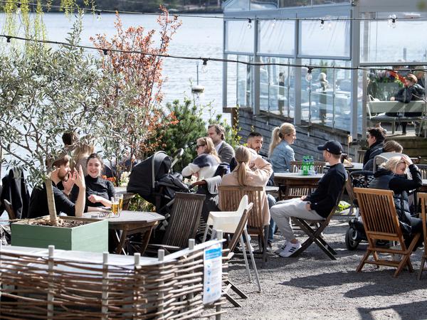 Menschen in einem Café in Schweden in Zeiten von Corona.