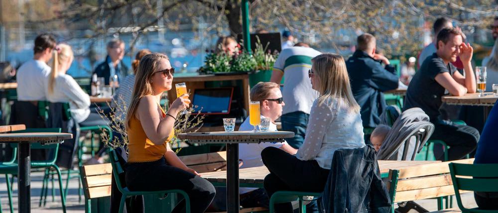 Gäste in einem Straßencafe in Stockholm am Mittwoch.