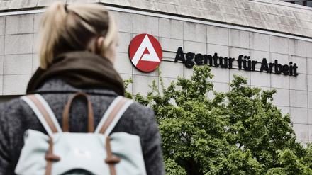 Die Arbeitslosenzahl steigt rasant. Immer mehr Menschen werden den Gang zur Agentur wagen müssen.