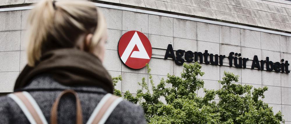 Die Arbeitslosenzahl steigt rasant. Immer mehr Menschen werden den Gang zur Agentur wagen müssen.