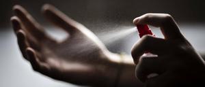 Desinfektionsmittel? Seife reiche meist, heißt es vom Umweltinstitut.
