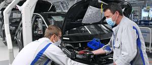 Bei Volkswagen lief nach mehr als fünf Wochen Corona-Stillstand die Fahrzeugproduktion wieder an - doch die Erwartungen sind gedämpft.