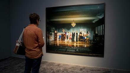 Besucherin im Hamburger Bahnhof vor einem Werk von Andreas Mühe.