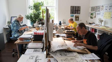 Teamwork: So arbeiteten Zeichner vor Coronazeiten in der "Mosaik"-Redaktion.