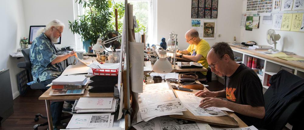 Teamwork: So arbeiteten Zeichner vor Coronazeiten in der "Mosaik"-Redaktion.