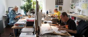 Teamwork: So arbeiteten Zeichner vor Coronazeiten in der "Mosaik"-Redaktion.