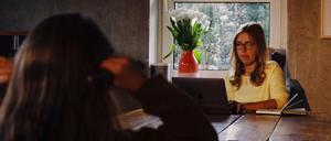 Carolin Lessoued, Gründerin des Kommunikations- und Eventdienstleister Openers, im Homeoffice mit ihrer Tochter.
