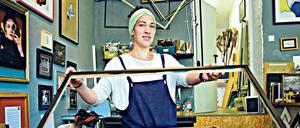 Rahmenhandlung. Die gebürtige New Yorkerin Claire d’Orsay wundert sich über Leute, die ihre hochwertige Kunst in Nullachtfünfzehn-Rahmen stecken.