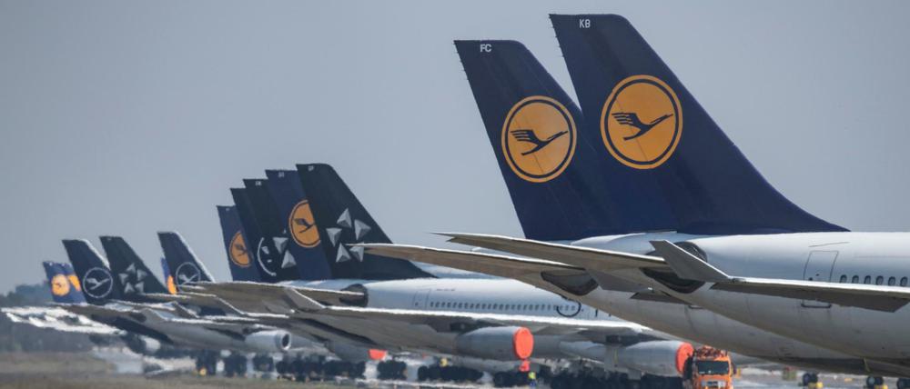 Am Flughafen Frankfurt stehen Maschinen der Lufthansa, die wegen der weltweiten Corona-Pandemie derzeit außer Dienst gestellt sind.