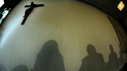 Fotokunst bei der Pressekonferenz: Die Schatten der Protagonisten, die die Leitlinien vorstellen.