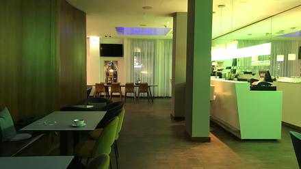 Arbeiten im Park Plaza Berlin Kudamm Hotel. Das Haus öffnet seine Hotelbar für Leute, die nicht zu Hause oder im Büro arbeiten können oder wollen. Dezember 2021.