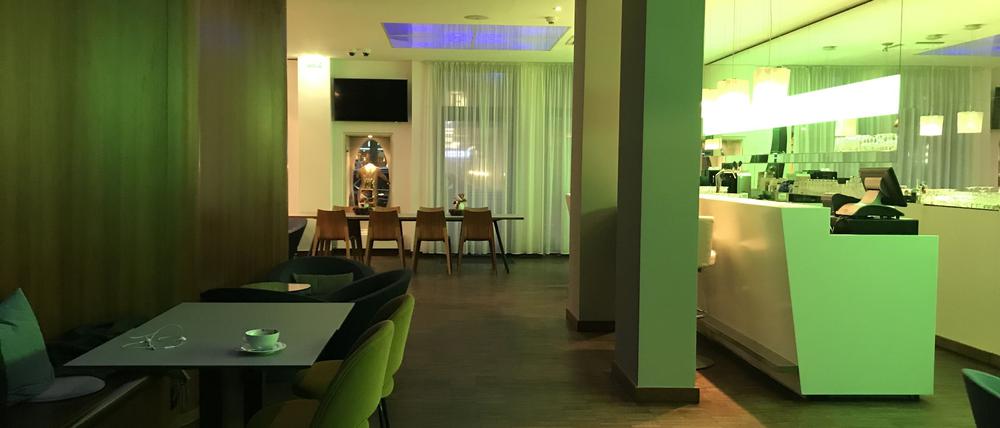 Arbeiten im Park Plaza Berlin Kudamm Hotel. Das Haus öffnet seine Hotelbar für Leute, die nicht zu Hause oder im Büro arbeiten können oder wollen. Dezember 2021.