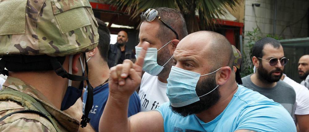 In Zouk, nördlich von Beirut, geraten Demonstranten und Soldaten aneinander.