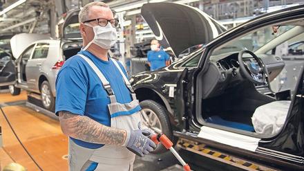 Wer bei VW nicht den Mindestabstand einhalten kann, muss eine Nase-Mund-Bedeckung tragen. 