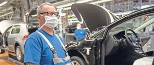 Wer bei VW nicht den Mindestabstand einhalten kann, muss eine Nase-Mund-Bedeckung tragen. 