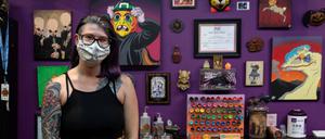 Wieder offen: Inhaberin Kirsten Cassat trägt in ihrem Tattoostudio in Savannah, Georgia, einen Mundschutz.