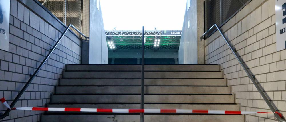 Bis hierhin und nicht weiter. Dass die Zuschauer beim Fußball draußen bleiben müssen, ist bekannt. Viel mehr noch nicht.