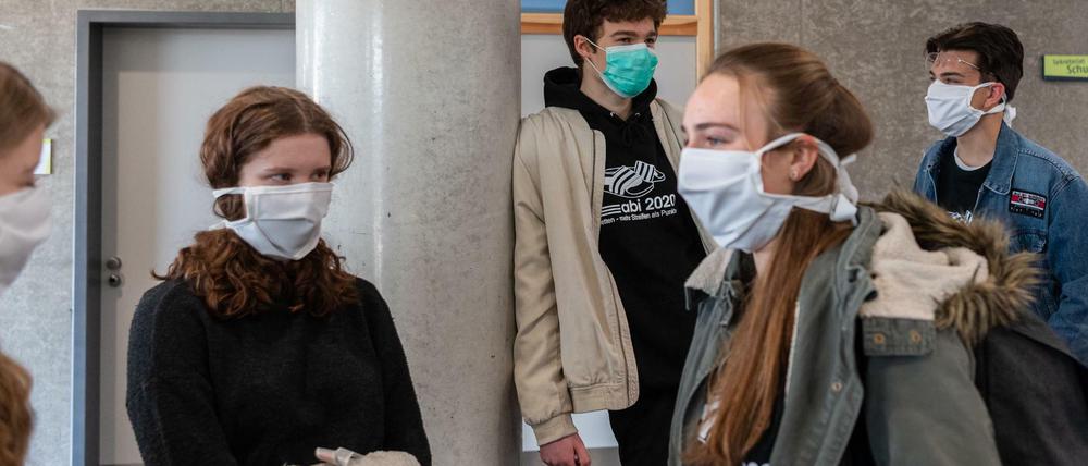 Maskenpflicht für Schüler? Das fordert Bildungsministerin Anja Karliczek für den Weg zum Klassenraum.