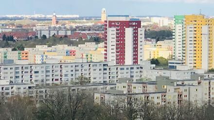 Vorne Heerstraße Nord, dahinter der Rathausturm.