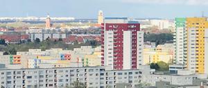 Vorne Heerstraße Nord, dahinter der Rathausturm.