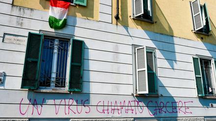 "Ein Virus namens Gefängnis" lautet das Graffito auf einer Mailänder Hausfassade.