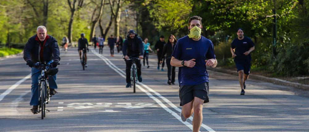 Jogger mit und ohne Maske im Central Park.