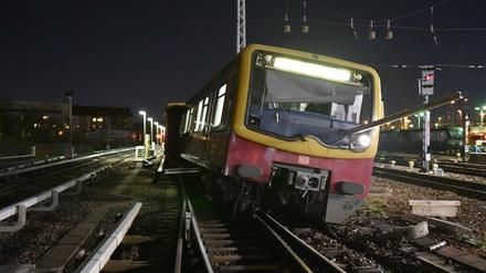 Der entgleiste letzte Wagen. Die in den Boden eingedrungene  Stromschiene hat die Heckscheibe durchschlagen.