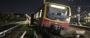 Der entgleiste letzte Wagen. Die in den Boden eingedrungene Stromschiene hat die Heckscheibe durchschlagen.